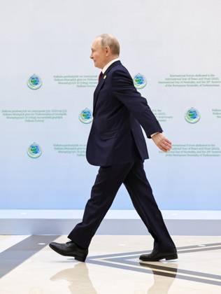 Turkmenistan Russia 9069877 12.12.2025 Russian President Vladimir Putin arrives to attend a plenary session of the International Forum dedicated to the International Year of Peace and Trust, the International Day of Neutrality, and the 30th anniversary of Turkmenistan s neutrality status, at the Congress Centre in Ashgabat, Turkmenistan. Alexander Kazakov Sputnik Ashgabat Turkmenistan  Copyright: xAlexanderxKazakovx