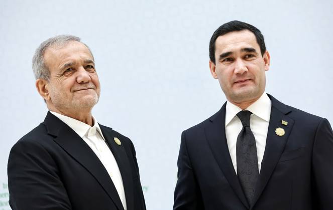 Turkmenistan Russia 9069918 12.12.2025 Iranian President Masoud Pezeshkian is welcomed by Turkmen President Serdar Berdimuhamedov before a plenary session of the International Forum dedicated to the International Year of Peace and Trust, the International Day of Neutrality, and the 30th anniversary of Turkmenistan s neutrality status, at the Congress Centre in Ashgabat, Turkmenistan. Alexander Kazakov Sputnik Ashgabat Turkmenistan Copyright: xAlexanderxKazakovx