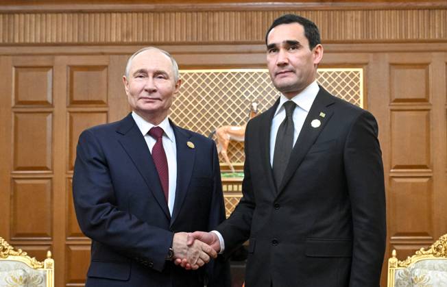 Turkmenistan Russia 9069939 12.12.2025 Russian President Vladimir Putin and Turkmen President Serdar Berdimuhamedov shake hands as they pose for photos before a meeting in Ashgabat, Turkmenistan. Kristina Kormilitsyna Sputnik Ashgabat Turkmenistan  Copyright: xKristinaxKormilitsynax