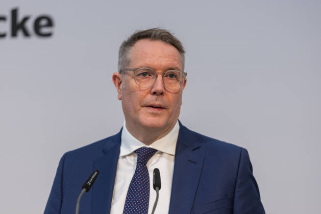 Inbetriebnahme der Ahrtalbahn Pressetermin in Altenahr - 12.12.2025. Rede von Ministerpräsident Rheinland Pfalz Alexander SCHWEITZER (SPD) - In Altenahr wird die neue Ahrtalbahn offiziell eröffnet: Bahnchefin Evelyn Palla, Ministerpräsident Alexander Schweitzer und Verkehrsminister Patrick Schnieder stellen die vollständig wiederaufgebaute Strecke vor, die nach der Flut 2021 nun wieder durchgehend befahrbar ist. Altenahr Rheinland-Pfalz Deutschland Copyright: xBonn.digitalx xMarcxJohnx