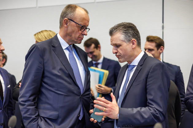 Fraktionssitzung CDU CSU Bundeskanzler Friedrich Merz (CDU) und Thorsten Frei (CDU), Kanzleramtsminister, bei einer Fraktionssitzung am 16.12.2025 in Berlin. Berlin Berlin Deutschland Bundestag
