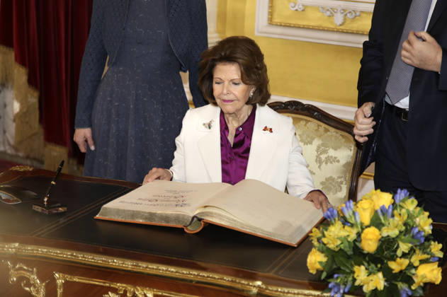 Königin Silvia von Schweden beim Eintrag ins Gästebuch anlässlich der Verleihung der Bayerischen Staatsmedaille für soziale Verdienste an Königin Silvia von Schweden in der Residenz. München, 17.12.2025