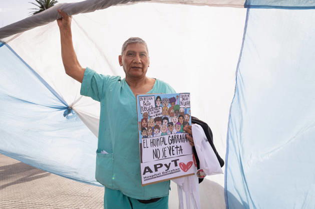 October 21, 2025, Buenos Aires, Buenos Aires, Argentina: A healthcare worker holds a flag during a demonstration in Plaza de Mayo against the defunding of the health sector by the government of Javier Milei. Buenos Aires Argentina - ZUMAp265 20251021_zip_p265_001 Copyright: xDelfinaxCorberaxPix