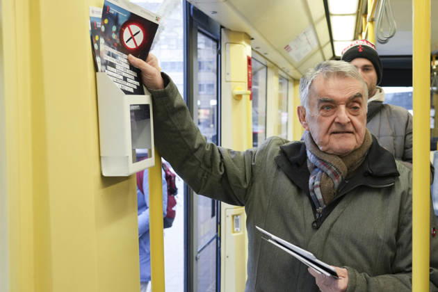 Start der Kampagne -Besser ohne Messer- mit NRW Innenminister Herbert Reul in Koeln NRW Innenminister Herbert Reul verteilt Flyer in einer Strassenbahn zum Start der Kampagne -Besser ohne Messer- der Koelner Verkehrs-Betriebe (KVB) am Koelner Neumarkt, Koeln, 29.12.2025 Koeln NRW Deutschland