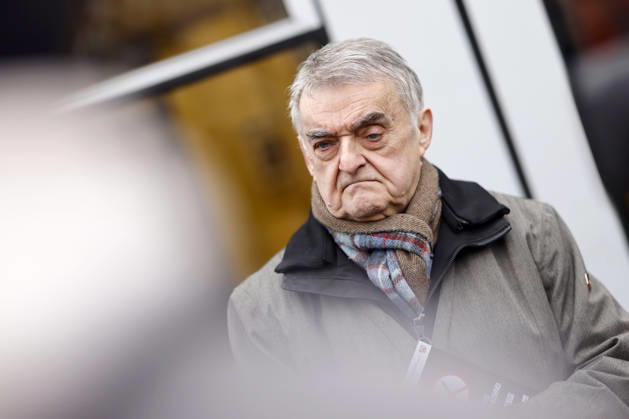 NRW-Innenminister Herbert Reul (CDU) bei einem Pressetermin zur Kampagne Besser ohne Messer , die sich mit mehrsprachigen Flyern gegen Messergewalt richtet, hier in Kooperation mit den Kölner Verkehrsbetrieben (KVB) vor einer Bahn am Neumarkt. Köln, 29.12.2025 NRW Deutschland Copyright: xChristophxHardtx