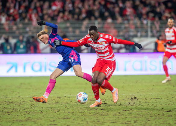 Fußball, Herren, Saison 2025 2026, 1. Bundesliga (16. Spieltag), 1. FC Union Berlin - 1. FSV Mainz 05, v. l. Nikolas Veratschnig (Mainz), Ilyas Ansah (1. FC Union Berlin), 10.01.2026, Copyright: xSebastianxRäppold MatthiasxKochx