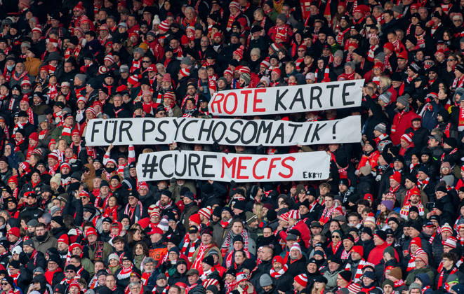 Fußball, Herren, Saison 2025 2026, 1. Bundesliga (16. Spieltag), 1. FC Union Berlin - 1. FSV Mainz 05, Fans von Union mit Transparenten: Rote Karte für Psychosomatik! CureMECFS, 10.01.2026, Copyright: xSebastianxRäppold MatthiasxKochx