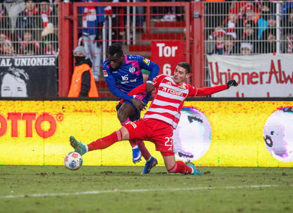 Fußball, Herren, Saison 2025 2026, 1. Bundesliga (16. Spieltag), 1. FC Union Berlin - 1. FSV Mainz 05, v. l. Danny da Costa (Mainz), Andrej Ilic (1. FC Union Berlin), 10.01.2026, Copyright: xSebastianxRäppold MatthiasxKochx