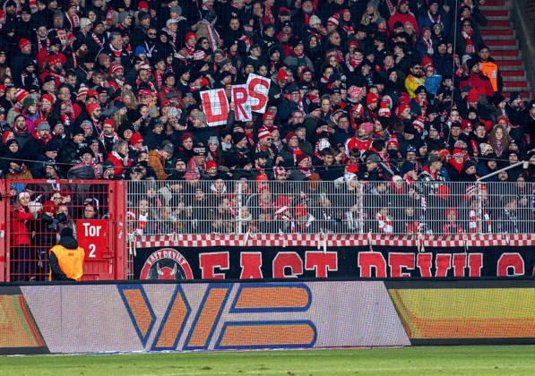 Fußball, Herren, Saison 2025 2026, 1. Bundesliga (16. Spieltag), 1. FC Union Berlin - 1. FSV Mainz 05, Fans von Union halten Zettel für Trainer Urs Fischer (Mainz) hoch, 10.01.2026, Copyright: xSebastianxRäppold MatthiasxKochx