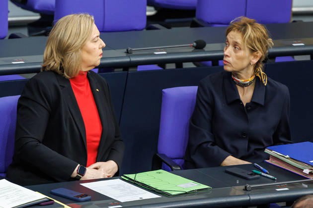 Bundestag Karin Prien (CDU), Bundesfamilienministerin, und Baerbel Bas (SPD), Bundesministerin fuer Arbeit und Soziales, im Deutschen Bundestag am 15.01.2026 in Berlin. Berlin Berlin Deutschland Bundestag