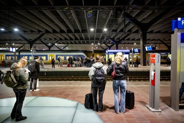 ROTTERDAM - Travelers at Rotterdam Central Station ROBIN UTRECHT ANP netherlands out - belgium out Copyright: xx x548684744x originalFilename: 548684744