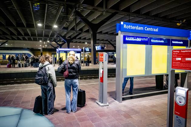 ROTTERDAM - Travelers at Rotterdam Central Station ROBIN UTRECHT ANP netherlands out - belgium out Copyright: xx x548684773x originalFilename: 548684773