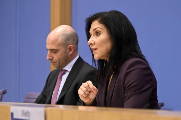 Dr. Benjamin Weigert, Abteilungsleiter Wirtschaft Katherina Birgitt Reiche Bundesministerin für Wirtschaft und Energie CDU Politikerin bei der PK Thema Vorstellung des Jahreswirtschaftsberichts 2026 der Bundesregierung im Haus der Bundespressekonferenz am 28.01.2026 Berlin Deutschland