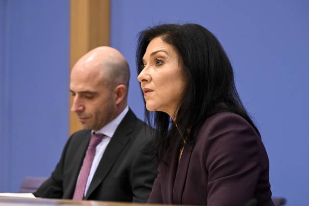 Dr. Benjamin Weigert, Abteilungsleiter Wirtschaft Katherina Birgitt Reiche Bundesministerin für Wirtschaft und Energie CDU Politikerin bei der PK Thema Vorstellung des Jahreswirtschaftsberichts 2026 der Bundesregierung im Haus der Bundespressekonferenz am 28.01.2026 Berlin Deutschland