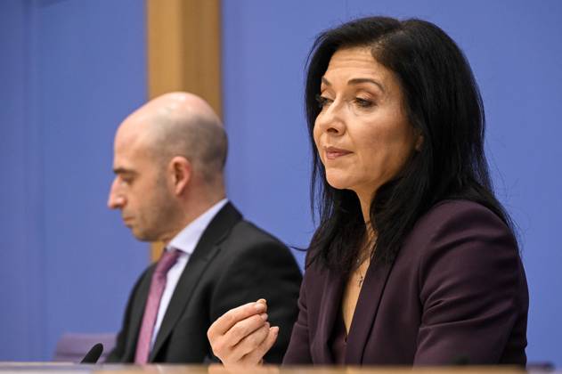 Dr. Benjamin Weigert, Abteilungsleiter Wirtschaft Katherina Birgitt Reiche Bundesministerin für Wirtschaft und Energie CDU Politikerin bei der PK Thema Vorstellung des Jahreswirtschaftsberichts 2026 der Bundesregierung im Haus der Bundespressekonferenz am 28.01.2026 Berlin Deutschland
