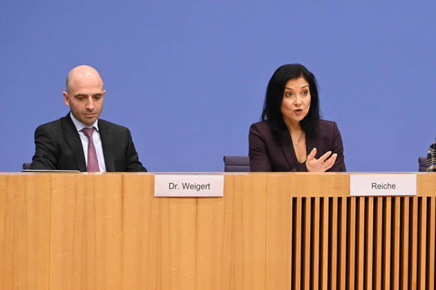 Dr. Benjamin Weigert, Abteilungsleiter Wirtschaft Katherina Birgitt Reiche Bundesministerin für Wirtschaft und Energie CDU Politikerin bei der PK Thema Vorstellung des Jahreswirtschaftsberichts 2026 der Bundesregierung im Haus der Bundespressekonferenz am 28.01.2026 Berlin Deutschland