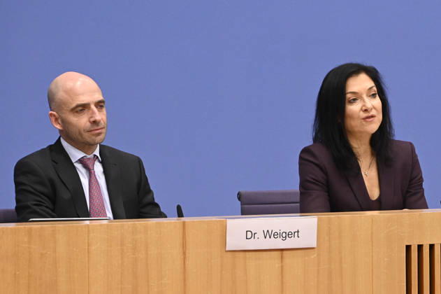 Dr. Benjamin Weigert, Abteilungsleiter Wirtschaft Katherina Birgitt Reiche Bundesministerin für Wirtschaft und Energie CDU Politikerin bei der PK Thema Vorstellung des Jahreswirtschaftsberichts 2026 der Bundesregierung im Haus der Bundespressekonferenz am 28.01.2026 Berlin Deutschland