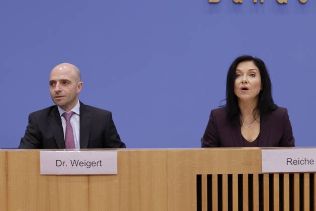 Dr. Benjamin Weigert, Abteilungsleiter Wirtschaft, Bundesministerin für Wirtschaft und Energie Katherina Reiche, Deutschland, Berlin, Bundespressekonferenz, Thema: Vorstellung des Jahreswirtschaftsberichts 2026 der Bundesregierung