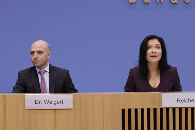Dr. Benjamin Weigert, Abteilungsleiter Wirtschaft, Bundesministerin für Wirtschaft und Energie Katherina Reiche, Deutschland, Berlin, Bundespressekonferenz, Thema: Vorstellung des Jahreswirtschaftsberichts 2026 der Bundesregierung