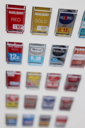 Rauchen - Die beleuchteten Wahltasten verschiedener Zigarettenmarken an einem Automaten, aufgenommen am 25.01.2026. Europa weist im weltweiten Vergleich eine der höchsten Raten an Tabakkonsumenten auf, weshalb die Europäische Union mit dem Ziel einer tabakfreien Generation bis zum Jahr 2040 verstärkt auf Steuererhöhungen und weitreichende Werbeverbote setzt.