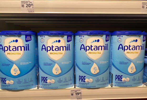 31.01.2026, Deutschland, NRW, Wirtschaft, Unternehmen, Babynahrung, Danone leitet einen vorsorglichen Rückruf für bestimmte Chargen der Marke Aptamil in Deutschland ein, Symbolbild, Aptamil Pronutra Produkte im Handel, Deutschland Copyright: xD.xKerlekin SnowfieldxPhotographyx SF310126AptamilD
