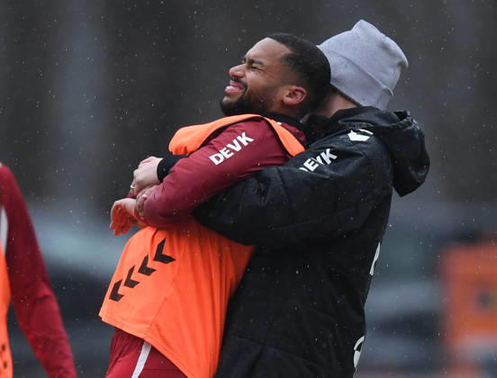03.02.2026, xophax, Fussball 1.Bundesliga, 1.FC Koeln , Training. Linton Maina , links ( 1.FC Köln ) wird von Physiotherapeut Daniel Schütz behandelt. (DFL DFB REGULATIONS PROHIBIT ANY USE OF PHOTOGRAPHS as IMAGE SEQUENCES and or QUASI-VIDEO) Koeln