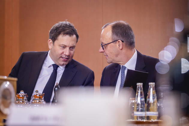 (R-L) Friedrich Merz (CDU), Bundeskanzler, und Lars Klingbeil, Bundesminister der Finanzen, aufgenommen im Rahmen einer Kabinettsitzung in Berlin, 04.02.2026. Berlin Deutschland Copyright: xJulianexSonntagx