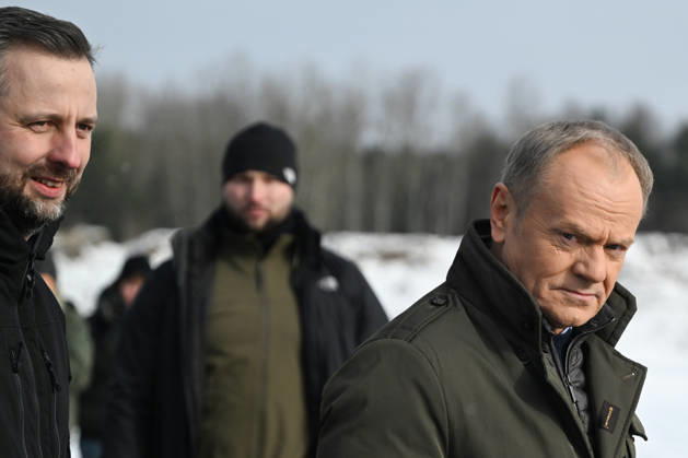 Polish PM Tusk Observes Military Drone Systems Demonstration ZIELONKA, POLAND – FEBRUARY 19: Polish Prime Minister Donald Tusk (R), and Minister of National Defence Wladyslaw Kosiniak-Kamysz (L) arrive at the press briefing after observing open tests of unmanned weapon systems at the Military Institute of Armament Technology training ground in Zielonka, Masovian Voivodeship, Poland, on February 19, 2026. The event brings together companies from the Polish Armaments Group (PGZ) Capital Group and leading military and civilian research institutes to jointly demonstrate aerial and ground unmanned strike, reconnaissance, evacuation and transport systems. Artur Widak Anadolu Zielonka Poland. Editorial use only. Please get in touch for any other  Copyright: x2026xAnadoluxArturxWidakx