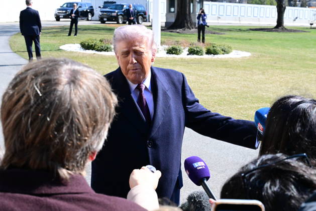 President Donald Trump Speaks To Reporters At The White House (NEW) President Donald Trump speaks to reporters prior to departing the White House. February 27, 2026, Washington, D.C., USA: Trump admits he is not fully satisfied with Iran and believes it would be ideal for them to negotiate in good faith. Trump expresses his displeasure with Iran s stance in the nuclear negotiations and warns that there is still no decision on a possible attack. Mandatory Credit: Kyle Mazza TheNews2 (Foto: Kyle Mazza Thenews2 imago images) President Donald Trump Speaks To Reporters At The White House Copyright: xKylexMazzax