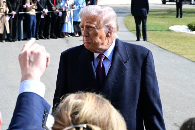 President Donald Trump Speaks To Reporters At The White House (NEW) President Donald Trump speaks to reporters prior to departing the White House. February 27, 2026, Washington, D.C., USA: Trump admits he is not fully satisfied with Iran and believes it would be ideal for them to negotiate in good faith. Trump expresses his displeasure with Iran s stance in the nuclear negotiations and warns that there is still no decision on a possible attack. Mandatory Credit: Kyle Mazza TheNews2 (Foto: Kyle Mazza Thenews2 imago images) President Donald Trump Speaks To Reporters At The White House Copyright: xKylexMazzax