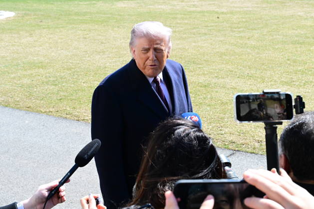 President Donald Trump Speaks To Reporters At The White House (NEW) President Donald Trump speaks to reporters prior to departing the White House. February 27, 2026, Washington, D.C., USA: Trump admits he is not fully satisfied with Iran and believes it would be ideal for them to negotiate in good faith. Trump expresses his displeasure with Iran s stance in the nuclear negotiations and warns that there is still no decision on a possible attack. Mandatory Credit: Kyle Mazza TheNews2 (Foto: Kyle Mazza Thenews2 imago images) President Donald Trump Speaks To Reporters At The White House Copyright: xKylexMazzax