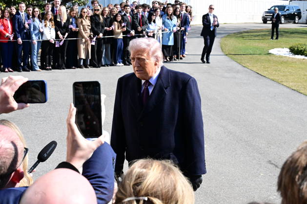 President Donald Trump Speaks To Reporters At The White House (NEW) President Donald Trump speaks to reporters prior to departing the White House. February 27, 2026, Washington, D.C., USA: Trump admits he is not fully satisfied with Iran and believes it would be ideal for them to negotiate in good faith. Trump expresses his displeasure with Iran s stance in the nuclear negotiations and warns that there is still no decision on a possible attack. Mandatory Credit: Kyle Mazza TheNews2 (Foto: Kyle Mazza Thenews2 imago images) President Donald Trump Speaks To Reporters At The White House Copyright: xKylexMazzax