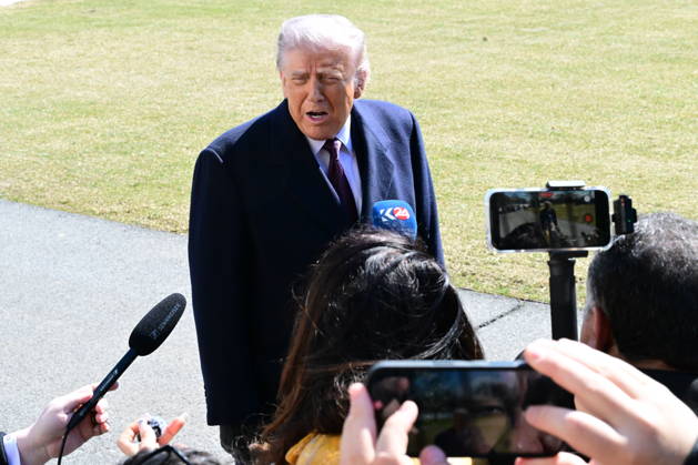 President Donald Trump Speaks To Reporters At The White House (NEW) President Donald Trump speaks to reporters prior to departing the White House. February 27, 2026, Washington, D.C., USA: Trump admits he is not fully satisfied with Iran and believes it would be ideal for them to negotiate in good faith. Trump expresses his displeasure with Iran s stance in the nuclear negotiations and warns that there is still no decision on a possible attack. Mandatory Credit: Kyle Mazza TheNews2 (Foto: Kyle Mazza Thenews2 imago images) President Donald Trump Speaks To Reporters At The White House Copyright: xKylexMazzax
