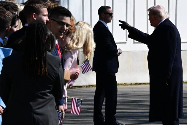 President Donald Trump Speaks To Reporters At The White House President Donald Trump greets supporters at the White House. February 27, 2026, Washington, D.C., USA: Trump expresses his displeasure with Iran s stance in the nuclear negotiations to reporters and warns that there is still no decision on a possible attack. Mandatory Credit: Kyle Mazza TheNews2 (Foto: Kyle Mazza Thenews2 imago images) President Donald Trump Speaks To Reporters At The White House Copyright: xKylexMazza thenews2x