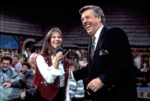 ARCHIV: Nicki Sängerin Nicki mit Karl Moik anläßlich der ARD-Fernsehshow Musikantenstadl , 1994 ARCHIVAUFNAHME, Datum geschätzt 20260202JWM0077