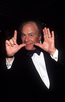 MAN OF ACHIEVEMENT May 7, 2001 - K21812HMc:AMER. CANCER SOCIETY SPRING GALA. MAN OF ACHIEVEMENT .PIERRE HT 05 07 01.ART GARFUNKEL. HENRY McGEE 2001. Copyright: xHenryxMcGeex
