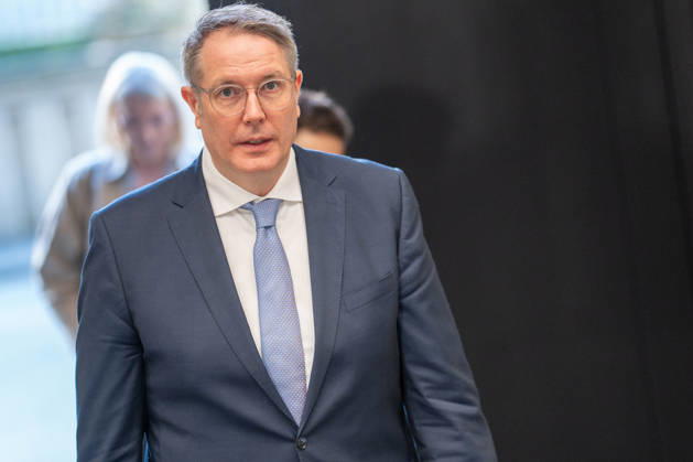 Alexander Schweitzer, Ministerpräsident Rheinland-Pfalz, bei seiner Ankunft im Bundesratsgebäude;Konferenz der Regierungschefs der Länder Ministerpräsidentenkonferenz unter Führung von Rheinland-Pfalz im Gebäude des Bundesrats, Berlin Berlin Deutschland Bundesrat