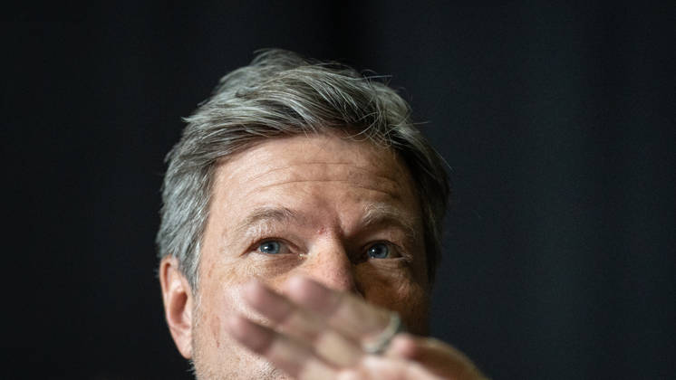 Ehemaliger Bundeswirtschaftsminister Robert Habeck im Wahlkampf zur Landtagswahl;Wahlkampfveranstaltung der Grünen in Mainz Aufzeichnung Podcast Habeck live!, Mainz Rheinland-Pfalz Deutschland Halle 45 Eventlocation