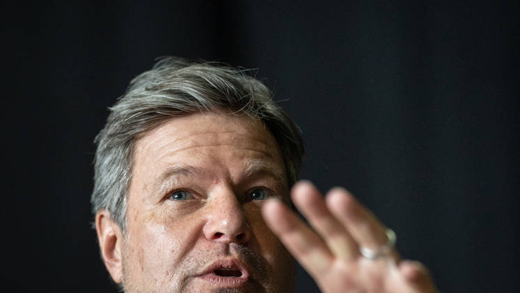 Ehemaliger Bundeswirtschaftsminister Robert Habeck im Wahlkampf zur Landtagswahl;Wahlkampfveranstaltung der Grünen in Mainz Aufzeichnung Podcast Habeck live!, Mainz Rheinland-Pfalz Deutschland Halle 45 Eventlocation