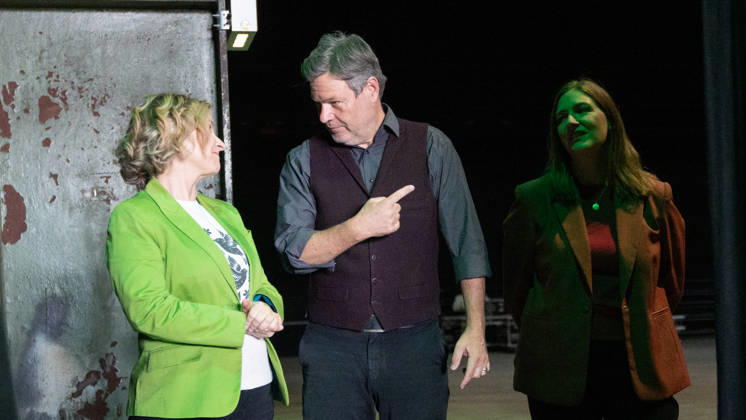 Ehemaliger Bundeswirtschaftsminister Robert Habeck im Wahlkampf zur Landtagswahl, mit Katrin Eder, Spitzenkandidatin und Ministerin für Klimaschutz, Umwelt, Energie und Mobilität des Landes Rheinland-Pfalz (grüne Jacke) und Katharina Binz, Ministerin für Familie, Frauen, Kultur und Integration des sowie stellvertretende Ministerpräsidentin des Landes Rheinland-Pfalz (rote Jacke);Wahlkampfveranstaltung der Grünen in Mainz Aufzeichnung Podcast Habeck live!, Mainz Rheinland-Pfalz Deutschland Halle 45 Eventlocation
