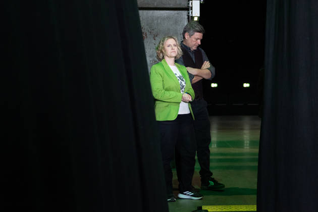 Ehemaliger Bundeswirtschaftsminister Robert Habeck im Wahlkampf zur Landtagswahl, mit Katrin Eder, Spitzenkandidatin und Ministerin für Klimaschutz, Umwelt, Energie und Mobilität des Landes Rheinland-Pfalz;Wahlkampfveranstaltung der Grünen in Mainz Aufzeichnung Podcast Habeck live!, Mainz Rheinland-Pfalz Deutschland Halle 45 Eventlocation