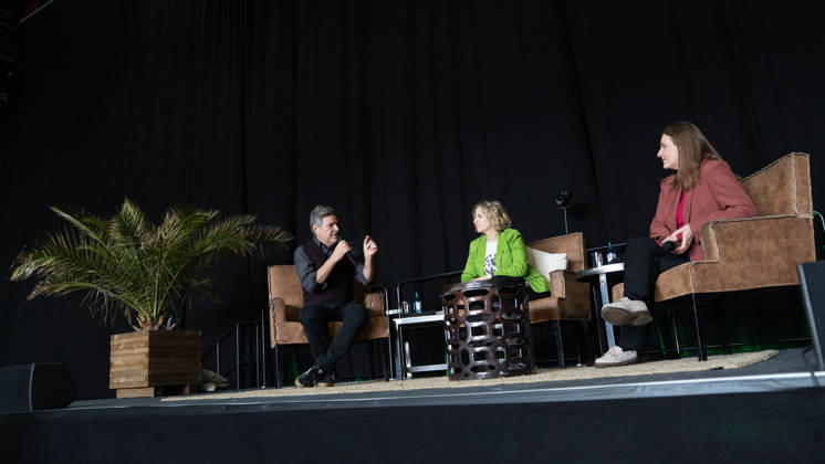 Ehemaliger Bundeswirtschaftsminister Robert Habeck im Wahlkampf zur Landtagswahl, mit Katrin Eder, Spitzenkandidatin und Ministerin für Klimaschutz, Umwelt, Energie und Mobilität des Landes Rheinland-Pfalz (grüne Jacke) und Katharina Binz, Ministerin für Familie, Frauen, Kultur und Integration des sowie stellvertretende Ministerpräsidentin des Landes Rheinland-Pfalz (rote Jacke);Wahlkampfveranstaltung der Grünen in Mainz Aufzeichnung Podcast Habeck live!, Mainz Rheinland-Pfalz Deutschland Halle 45 Eventlocation