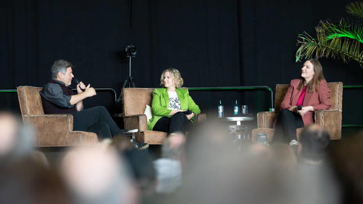 Ehemaliger Bundeswirtschaftsminister Robert Habeck im Wahlkampf zur Landtagswahl, mit Katrin Eder, Spitzenkandidatin und Ministerin für Klimaschutz, Umwelt, Energie und Mobilität des Landes Rheinland-Pfalz (grüne Jacke) und Katharina Binz, Ministerin für Familie, Frauen, Kultur und Integration des sowie stellvertretende Ministerpräsidentin des Landes Rheinland-Pfalz (rote Jacke);Wahlkampfveranstaltung der Grünen in Mainz Aufzeichnung Podcast Habeck live!, Mainz Rheinland-Pfalz Deutschland Halle 45 Eventlocation