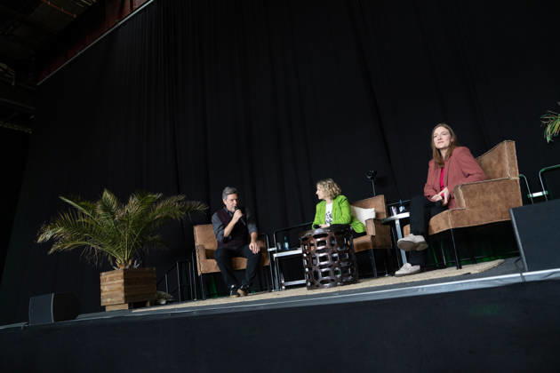 Ehemaliger Bundeswirtschaftsminister Robert Habeck im Wahlkampf zur Landtagswahl, mit Katrin Eder, Spitzenkandidatin und Ministerin für Klimaschutz, Umwelt, Energie und Mobilität des Landes Rheinland-Pfalz (grüne Jacke) und Katharina Binz, Ministerin für Familie, Frauen, Kultur und Integration des sowie stellvertretende Ministerpräsidentin des Landes Rheinland-Pfalz (rote Jacke);Wahlkampfveranstaltung der Grünen in Mainz Aufzeichnung Podcast Habeck live!, Mainz Rheinland-Pfalz Deutschland Halle 45 Eventlocation