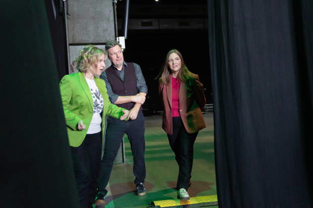 Ehemaliger Bundeswirtschaftsminister Robert Habeck im Wahlkampf zur Landtagswahl, mit Katrin Eder, Spitzenkandidatin und Ministerin für Klimaschutz, Umwelt, Energie und Mobilität des Landes Rheinland-Pfalz (grüne Jacke) und Katharina Binz, Ministerin für Familie, Frauen, Kultur und Integration des sowie stellvertretende Ministerpräsidentin des Landes Rheinland-Pfalz (rote Jacke);Wahlkampfveranstaltung der Grünen in Mainz Aufzeichnung Podcast Habeck live!, Mainz Rheinland-Pfalz Deutschland Halle 45 Eventlocation