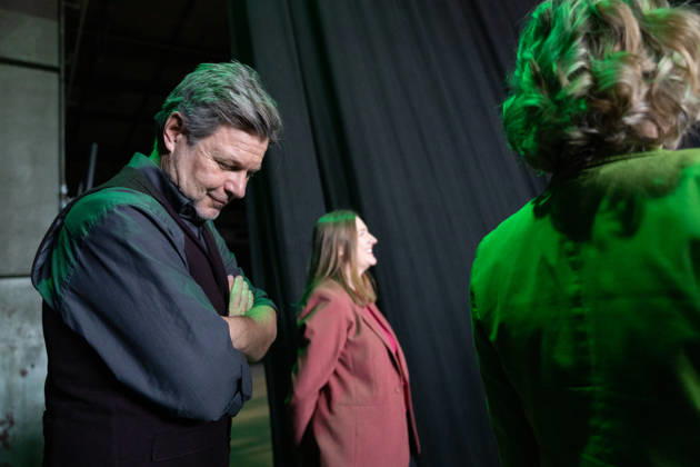 Ehemaliger Bundeswirtschaftsminister Robert Habeck im Wahlkampf zur Landtagswahl, mit Katrin Eder, Spitzenkandidatin und Ministerin für Klimaschutz, Umwelt, Energie und Mobilität des Landes Rheinland-Pfalz (grüne Jacke) und Katharina Binz, Ministerin für Familie, Frauen, Kultur und Integration des sowie stellvertretende Ministerpräsidentin des Landes Rheinland-Pfalz (rote Jacke);Wahlkampfveranstaltung der Grünen in Mainz Aufzeichnung Podcast Habeck live!, Mainz Rheinland-Pfalz Deutschland Halle 45 Eventlocation