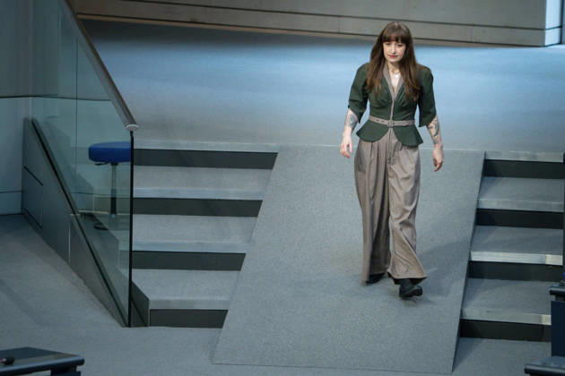 Deutscher Bundestag, 64. Plenarsitzung Heidi Reichinnek (Die Linke) auf den Weg ins Plenum zu seiner Rede zur Regierungserklaerung bei der 64. Sitzung des Deutschen Bundestag in Berlin, 18.03.2026 Berlin Berlin Deutschland