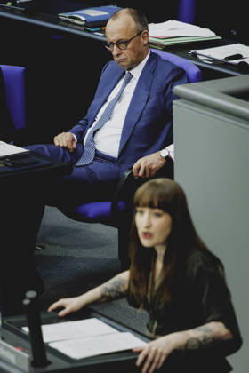 (L-R) Friedrich Merz (CDU), Bundeskanzler, und Heidi Reichinnek, Mitglied des Deutschen Bundestages (Die Linke), aufgenommen im Rahmen der Debatte zur Regierungserklaerung im Deutschen Bundestag in Berlin, 18.03.2026. Berlin Deutschland Copyright: xFlorianxGaertnerx