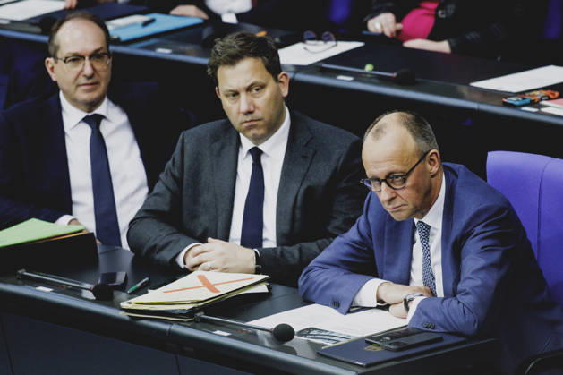 (R-L) Friedrich Merz (CDU), Bundeskanzler, Lars Klingbeil, Bundesminister der Finanzen, und Alexander Dobrindt (CSU), Bundesminister des Innern, aufgenommen im Rahmen der Debatte zur Regierungserklaerung im Deutschen Bundestag in Berlin, 18.03.2026. Berlin Deutschland Copyright: xFlorianxGaertnerx