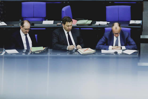 (R-L) Friedrich Merz (CDU), Bundeskanzler, Lars Klingbeil, Bundesminister der Finanzen, und Alexander Dobrindt (CSU), Bundesminister des Innern, aufgenommen im Rahmen der Debatte zur Regierungserklaerung im Deutschen Bundestag in Berlin, 18.03.2026. Berlin Deutschland Copyright: xFlorianxGaertnerx